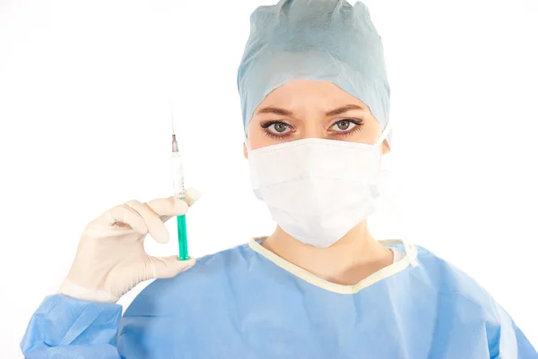 Bir şırınga ile genç güzel kadın doktor