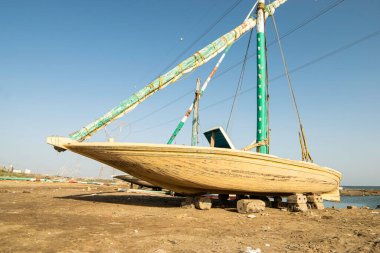 Tahta balıkçı teknelerinin tamamlanmamış temel inşaatı.