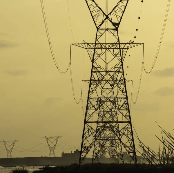 Transmisión de energía eléctrica por líneas eléctricas de alto voltaje. —  Fotos de Stock