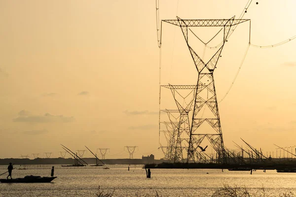 Transmisión de energía eléctrica por líneas eléctricas de alto voltaje. —  Fotos de Stock