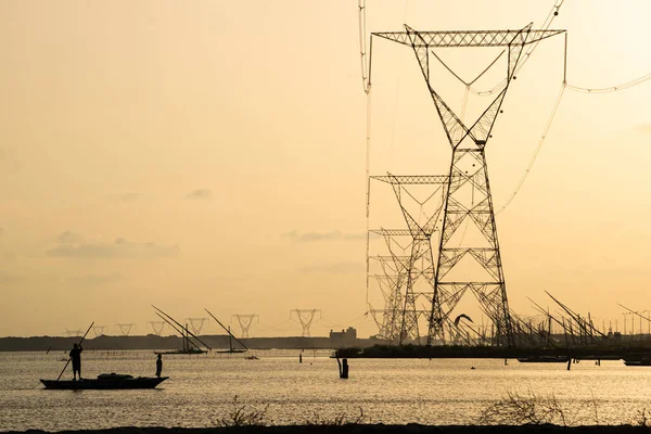 Transmisión de energía eléctrica por líneas eléctricas de alto voltaje. —  Fotos de Stock