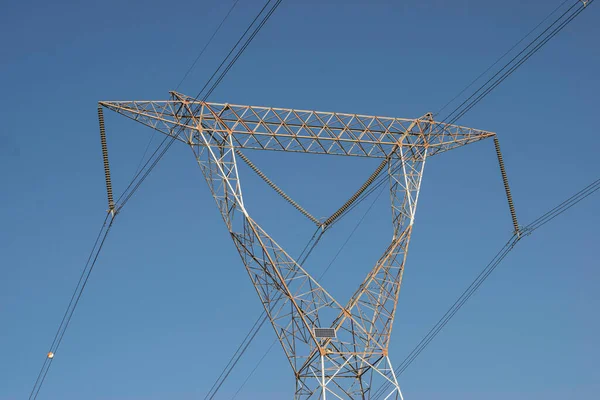 Transmisión de energía eléctrica por líneas eléctricas de alto voltaje. —  Fotos de Stock