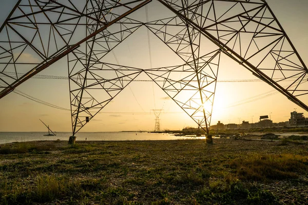 Transmisión de energía eléctrica por líneas eléctricas de alto voltaje. —  Fotos de Stock