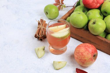 Elma şarabı, meyve suyu veya meyve suyu ve malzemeler güneşli bir masada. Diyet ve kilo kaybı kavramı. Elmalar vücudu temizlemeye ve ağırlığı azaltmaya yardımcı olur. Sağlıklı beslenme,