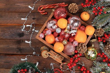 Noel süslemeleri, kartpostal, göstermek için afiş, oyuncaklar ve mandallı köknar dalları ile yeni yıl 2021 arka planı, tatil reklamları için ürün süslemesi, metin yeri, seçici odaklanma