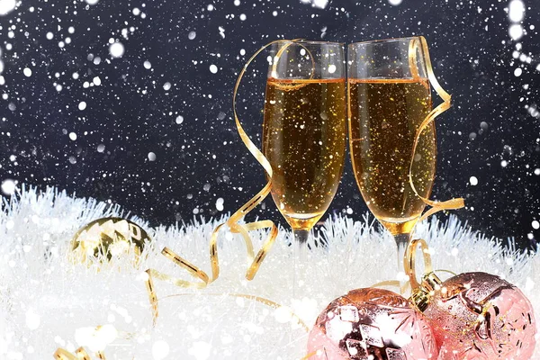 Champagne Met Helder Lint Vakantie Decoraties Kerstmis Nieuwjaar Achtergrond Met — Stockfoto