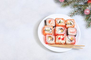 Hafif arka planda soslu taze suşi, geleneksel Japon mutfağı, yazı yeri, üst manzara, mağaza reklamı veya davetiye afişi, yeni yıl yemeği, seçici odaklanma.