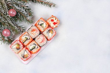 Taze suşi rulolarından yapılmış taze suşi soslu, yeni yıl yemeği, geleneksel Japon mutfağı, yazı için yer, üst manzara, dükkan reklamı veya davetiye için pankart, seçici odaklanma.