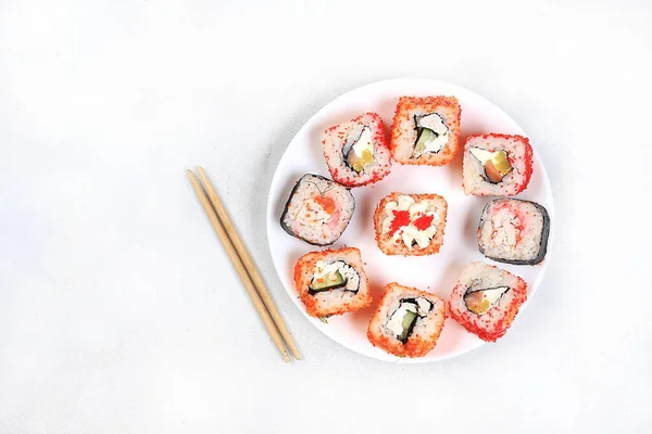 Świeże Bułki Sushi Sosem Jasnym Tle Tradycyjna Kuchnia Japońska Miejsce — Zdjęcie stockowe