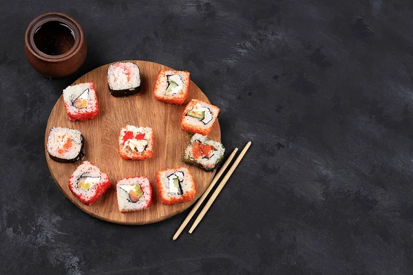 Świeże Bułki Sushi Sosem Ciemnej Tradycyjnej Kuchni Japońskiej Miejsce Tekst — Zdjęcie stockowe
