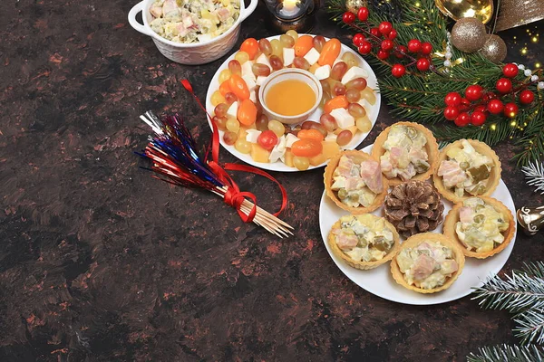 Рождественские Новогодние Блюда Традиционный Праздничный Салат Оливье Сыр Помидорами Виноград — стоковое фото