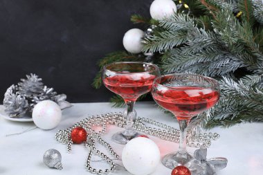 Limonata, şampanya ya da martinili pembe alkollü kokteyl. Noel şenlikli bir masada, köknar dalları, süslemeler, bar konsepti, partideki ruhlar.