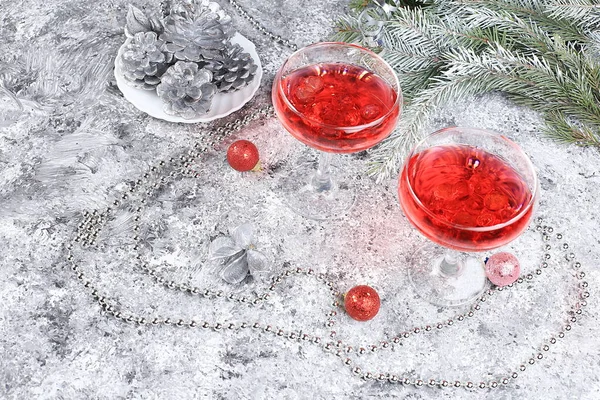 Roze Alcoholische Cocktail Met Limonade Champagne Martini Glazen Een Feestelijke — Stockfoto