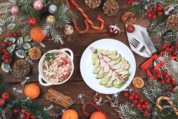 Рождественские Новогодние Блюда Концепция Детоксикации Традиционный Праздничный Овощной Салат Огурцов — стоковое фото