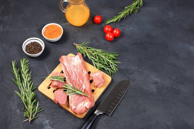 Eski bir masada pişirmek için malzemeli taze domuz eti, biberiyeli çiğ et, biber, domates, ızgara veya tava, pişirme, üst görüş için.,