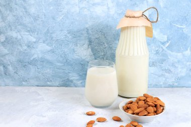 Badem vegan alternatif süt ve glütensiz, alerjisi yok, sağlıklı beslenme konsepti, sağlıklı bağırsak mikroflorası, diyet yiyeceği, kilo kaybı,