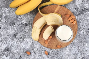 Alternatif muzlu vejetaryen süt ve glütensiz, alerjisi yok, sağlıklı beslenme konsepti, sağlıklı bağırsak mikroflorası, diyet yemeği, kilo kaybı