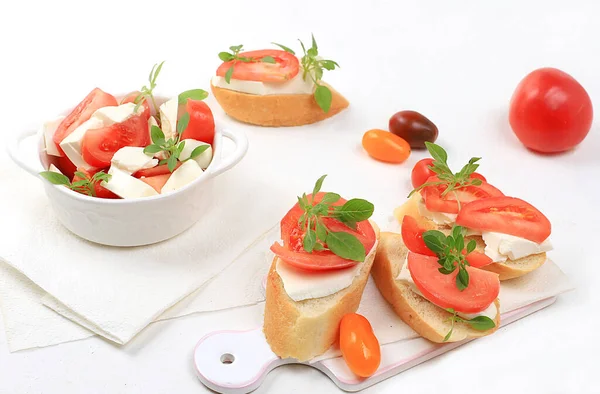 Tostada Caprese Bruschetta Con Queso Mozzarella Tomates Cherry Jardín Fresco — Foto de Stock