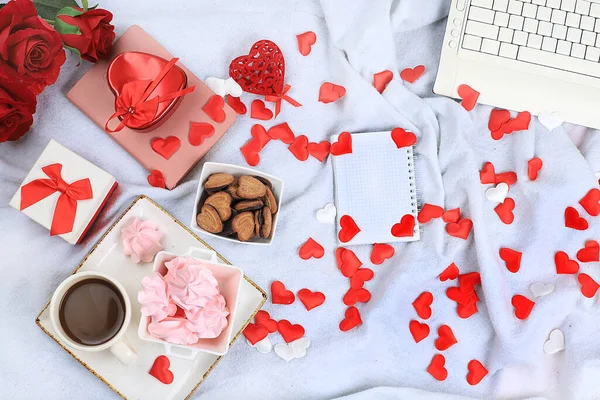 Moderne Kvinnes Arbeidspult Koselig Hjemmekontor Valentines Dagskonsept Kaffe Blomster Røde – stockfoto