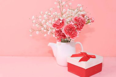 Çember şeklinde karanfiller, soyut bahar çiçekleri. Yaratıcı modern buket, minimal tatil konsepti. Kadınlar günü ya da anneler günü için kartpostal, mutlu yıllar, düğün, ekran için pankart,