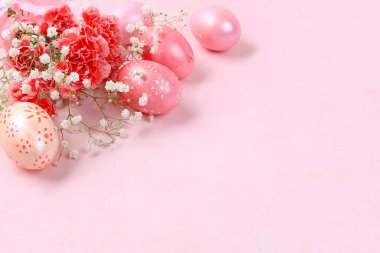 Mutlu Paskalyalar, bahar tebrik kartı, geçmiş. Yumuşak bir zeminde süslenmiş pembe Paskalya yumurtaları. Asgari tatil konsepti, metin ve afiş yeri