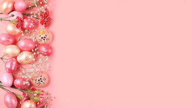 Mutlu Paskalyalar, tebrik kartı, geçmiş. Yumuşak bir zeminde süslenmiş pembe Paskalya yumurtaları. Bayram asgari kavram. Karanfil ve tatlılarla kompozisyon, metin için yer, ekran için pankart