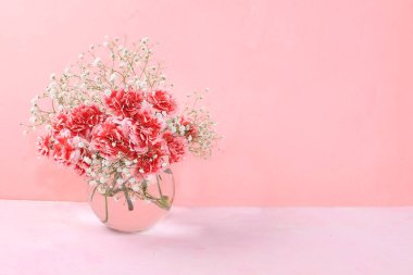 Vazodaki karanfiller, soyut bahar çiçekleri, durgun hayat. Yaratıcı modern buket, minimal tatil konsepti. Kadınlar günü ya da anneler günü için kartpostal, mutlu yıllar, düğün, ekran için pankart,