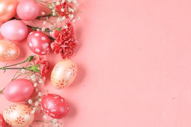 Mutlu Paskalyalar, bahar tebrik kartı, geçmiş. Yumuşak bir zeminde süslenmiş pembe Paskalya yumurtaları. Asgari tatil konsepti, metin yeri, ekran pankartı