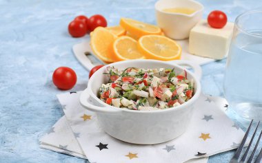 Mozarella peynirli sebze salatası, kiraz domatesleri ve taze roka, limonlu sağlıklı doğal kahvaltı, detoks diyeti. Geleneksel İtalyan yemeği, kolesterol ve GDO 'suz, metin odaklı yer.,
