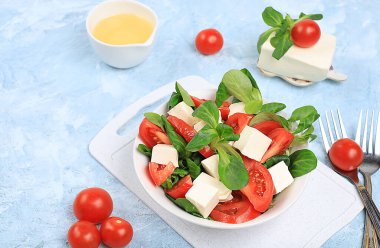 Mozzarella peynirli Caprese, kiraz domatesli ve taze roka, limonlu yararlı doğal kahvaltı, detoks diyeti. Geleneksel İtalyan yemeği, kolesterolsüz ve GDO 'suz, seçici odaklanma, metin için yer.,