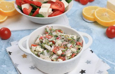 Mozarella peynirli sebze salatası, kiraz domatesleri ve taze roka, limonlu sağlıklı doğal kahvaltı, detoks diyeti. Geleneksel İtalyan yemeği, kolesterol ve GDO 'suz, metin odaklı yer.,