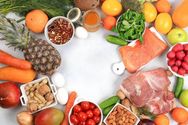 Sağlıklı dengeli besin maddeleri, sebzeler, meyveler, fındık, et, kilo kaybı için balık, sağlıklı yaşam tarzı konsepti, metin için yer,