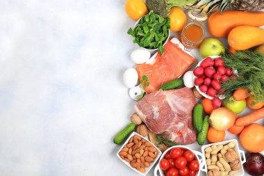 Sağlıklı dengeli besin maddeleri, sebzeler, meyveler, fındık, et, kilo kaybı için balık, sağlıklı yaşam tarzı konsepti, metin için yer,