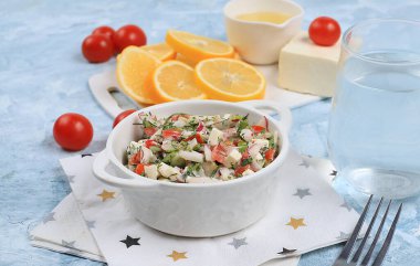 Mozarella peynirli sebze salatası, kiraz domatesleri ve taze roka, limonlu sağlıklı doğal kahvaltı, detoks diyeti. Geleneksel İtalyan yemeği, kolesterol ve GDO 'suz, metin odaklı yer.,