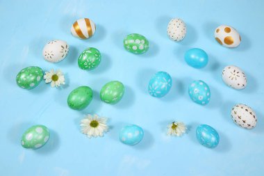 Mutlu Paskalya konsepti, bahar tebrik kartı, narin bir arka planda süslü yumurtalarla kompozisyon. Asgari tatil konsepti, metin için boşluk, ekran için pankart,