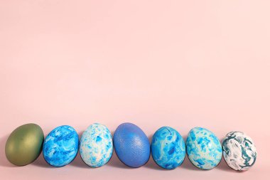 Pastel arka planda süslü Paskalya yumurtaları. Tatil asgari konsept, kartpostal, Mutlu Paskalyalar konsepti, geçmiş. Evde yumurta boyamak, basit boyama çizimleri yapmak.,