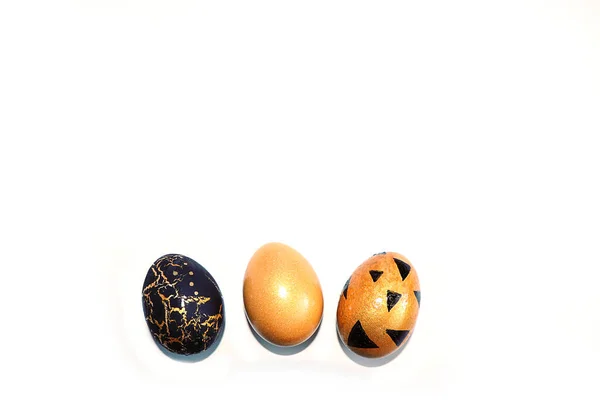 Huevos Pascua Dorados Decorados Sobre Fondo Claro Concepto Mínimo Vacaciones — Foto de Stock