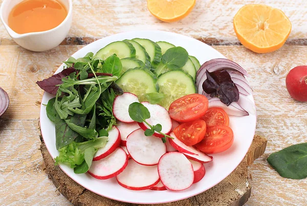チェリートマトと緑の野菜サラダ キュウリ 大根と新鮮なアルグラ デトックスダイエット 体重減少のための健康的な自然朝食 コレステロールとGmoフリー 選択的フォーカス 素朴なスタイル テキストのための場所 — ストック写真