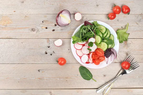 Kiraz domatesli yeşil sebze salatası, salatalık, turp ve taze roka, detoks diyeti. Kilo vermek için sağlıklı doğal kahvaltı, kolesterol ve GDO 'suz, seçici odaklanma, kırsal stil, metin için yer,