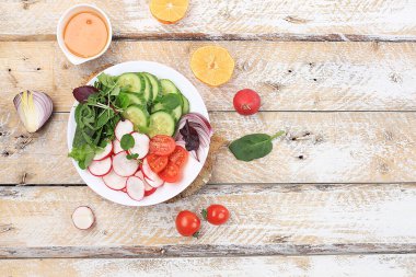 Kiraz domatesli yeşil sebze salatası, salatalık, turp ve taze roka, detoks diyeti. Kilo vermek için sağlıklı doğal kahvaltı, kolesterol ve GDO 'suz, seçici odaklanma, kırsal stil, metin için yer,