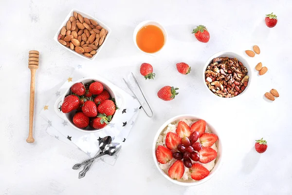 Przydatne Śniadanie Składnikami Jogurt Truskawkowy Musli Winogrona Miód Jasnym Stole — Zdjęcie stockowe