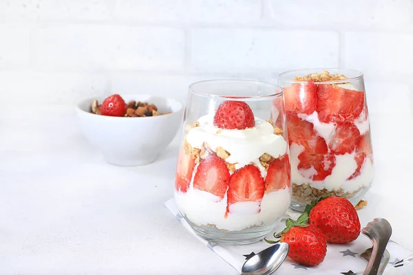 Yogurt Fragole Con Bacche Muesli Tavolo Lucente Macedonia Frutto Colazione — Foto Stock