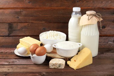 Çeşitli taze süt ürünleri, malzemeli sağlıklı kahvaltı, doğal beslenme konsepti, sağlıklı bağırsak mikroflorası beslenme, kırsal masa, seçici yaklaşım.