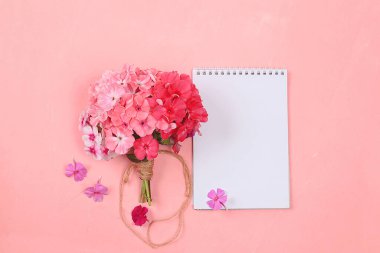 Soyut çiçek kompozisyonu, natürmort yaşam, bahar afişi, minimum tatil konsepti. Anneler günü için tebrik kartı, kadınlar günü, sevgililer günü, mutlu yıllar, düğün, seçici odaklanma, sevdikleri için hediye.,