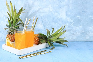 Meyve suyu ve malzemeler, yaz ananas içeceği ve uzun gölgeli parlak masa üzerinde mini ananas, detoks diyeti ve kilo kaybı konsepti, sağlıklı ve doğal yiyecek, C vitamini kaynağı, seçici odaklanma.