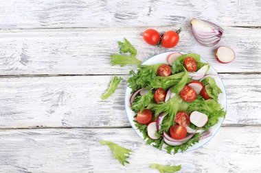 Salatalıklı sebze salatası, kiraz domatesleri, turp ve taze roka, limonlu sağlıklı doğal kahvaltı, detoks diyeti konsepti, kolesterol ve GDO yok, seçici odaklanma, metin için yer,