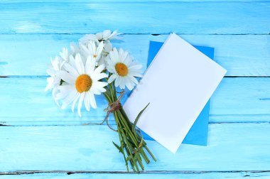 Soyut çiçek aranjmanı, bir buket papatya, bahar afişi ve en az tatil konseptiyle hayat. Anneler günü için tebrik kartı, kadınlar günü, sevgililer günü, mutlu yıllar, düğün, seçici odaklanma.,