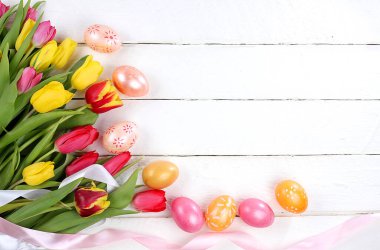 Mutlu Paskalya konsepti, bahar kartı, çiçekli ve yumurtalı kompozisyon ve yumuşak bir arka plan. Kutlama en düşük konsept, metin için yer, ekran için pankart