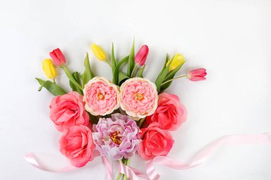 Bahar ya da yaz çiçeği kompozisyonu, natürmort, afiş, minimum tatil konsepti. Anneler günü için tebrik kartı, kadınlar günü, sevgililer günü, mutlu yıllar, düğün, seçici odaklanma, sevdikleri için hediye.,