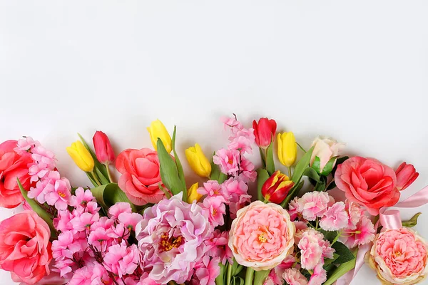 Bahar ya da yaz çiçeği kompozisyonu, natürmort, afiş, minimum tatil konsepti. Anneler günü için tebrik kartı, kadınlar günü, sevgililer günü, mutlu yıllar, düğün, seçici odaklanma, sevdikleri için hediye.,